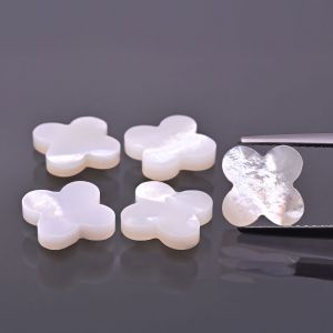 Čtyřlístek z bílé mušle 12x12 MM