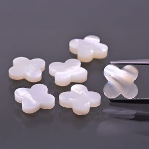 Čtyřlístek z bílé mušle 10x10 MM