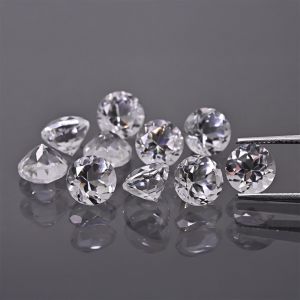 Kulatý kámen, kužel - bílý topaz 5 MM