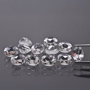 Oválný kámen, kužel - Bílý Topaz 6x4 MM
