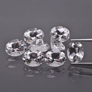 Oválný kámen, kužel - Bílý Topaz 8x6 MM